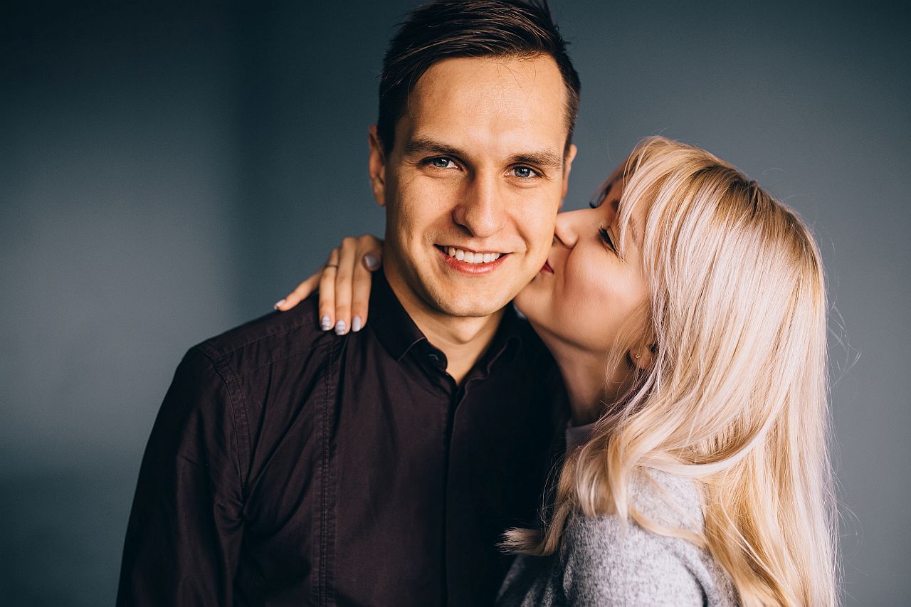 Zamilovaný pár počas intímneho zblíženia v polyandrickom vzťahu