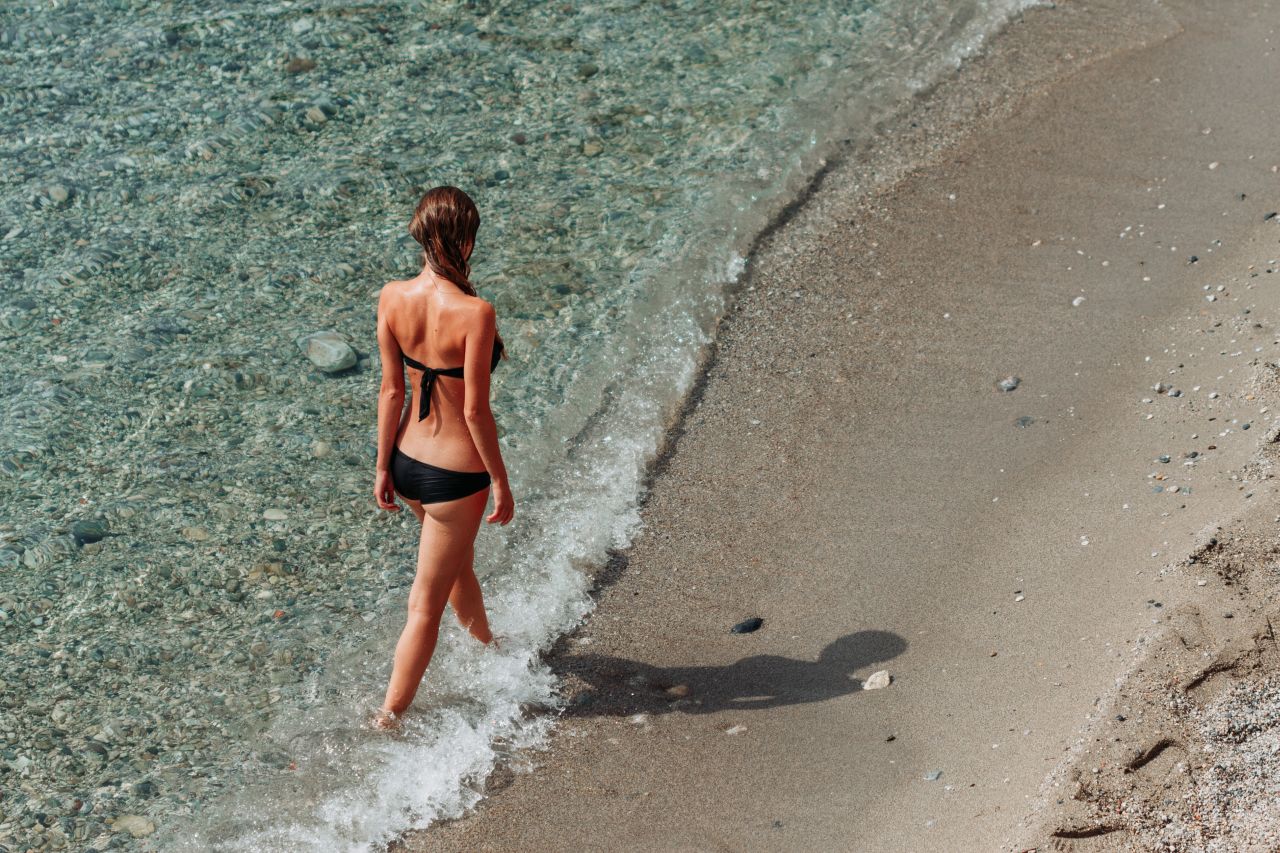 Žena na prechádzke po pobreží dosiahla nudistickú pláž 