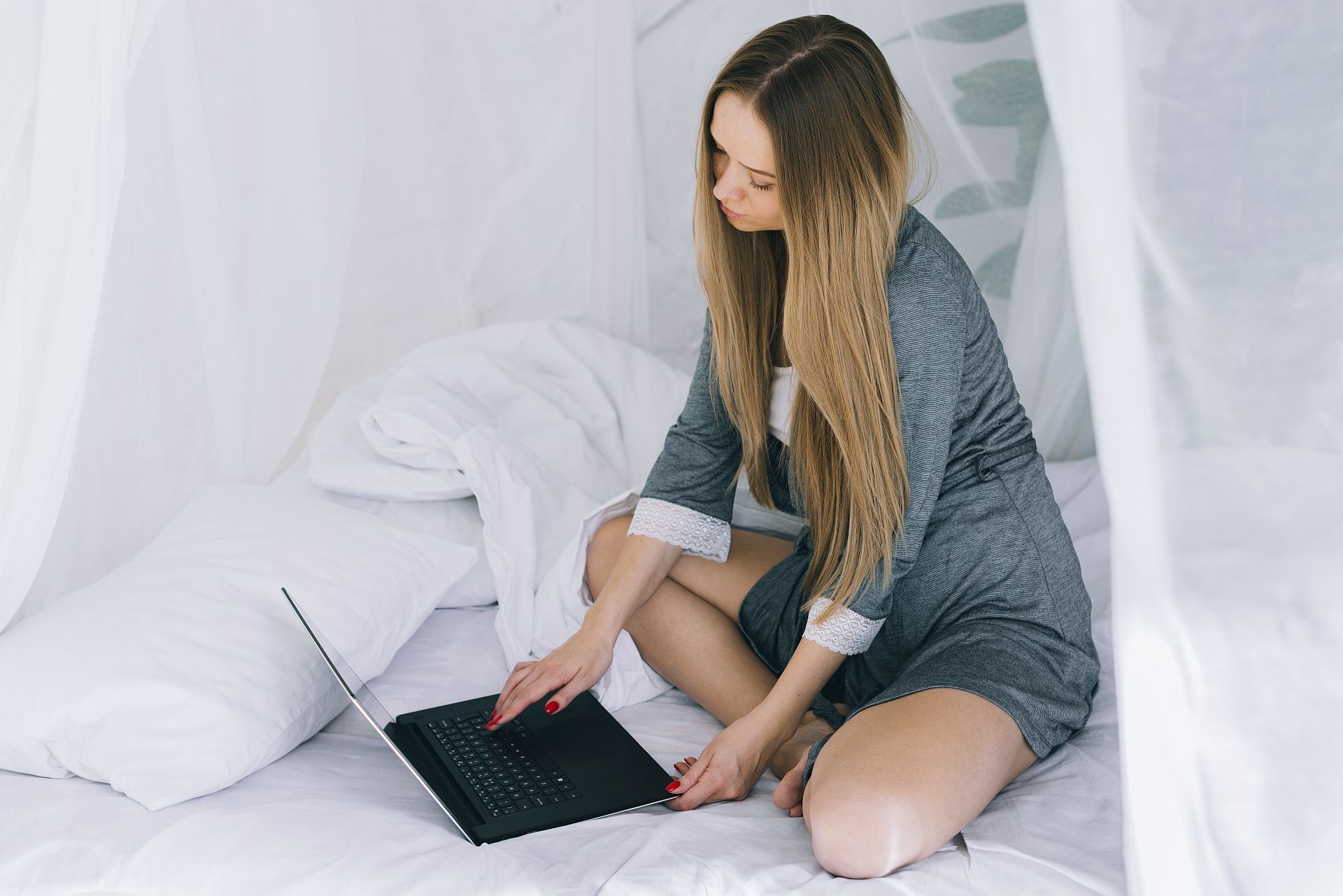 Žena hľadá informácie o tom, ako nahrať domáce porno