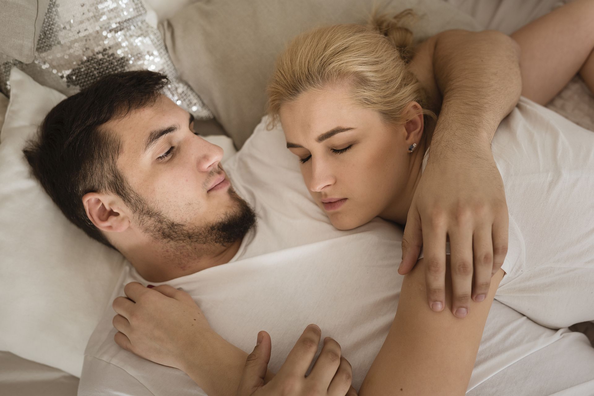 Muž pripravuje pannu na sex  