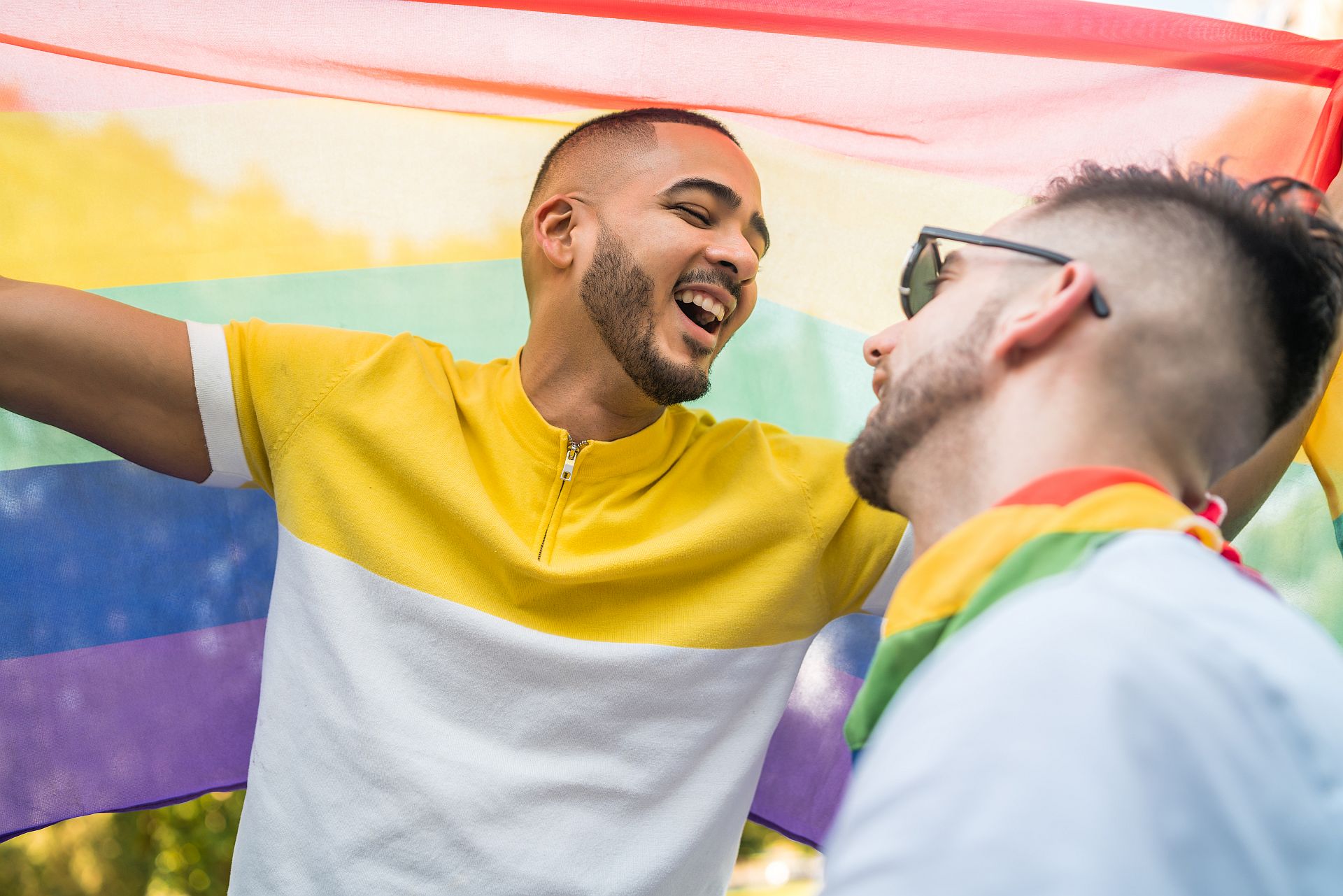 Muži s queer identitou