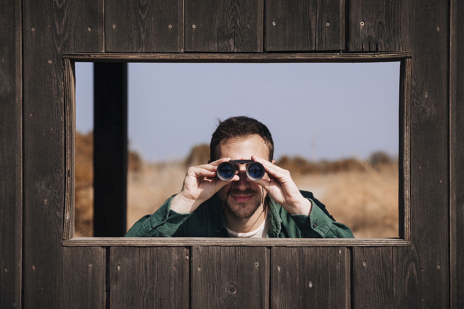 voyeur pri pohľade cez ďalekohľad 