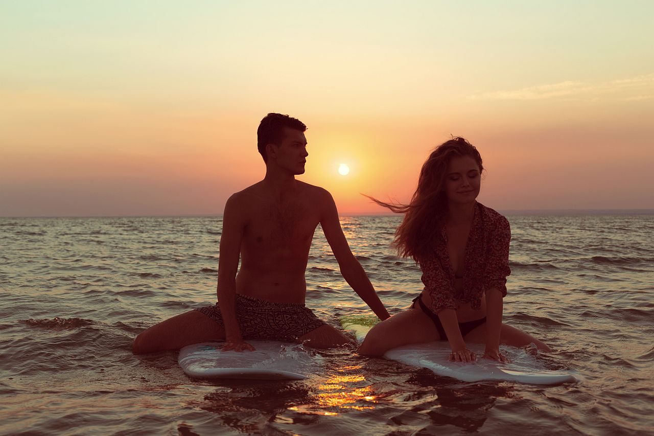 Aktívny pár na nudistickej pláži 