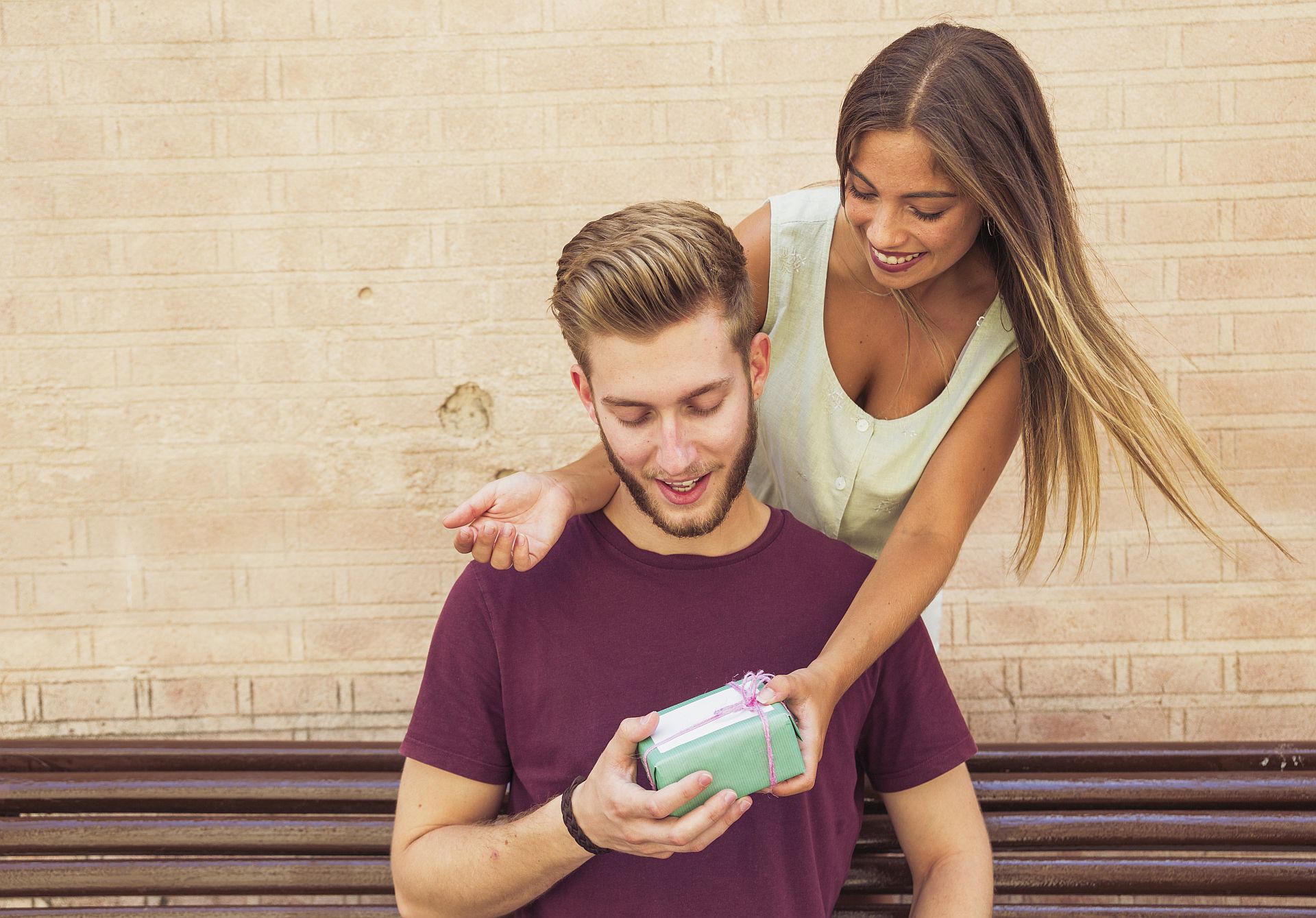 Pár používajúci darčekový sexting 