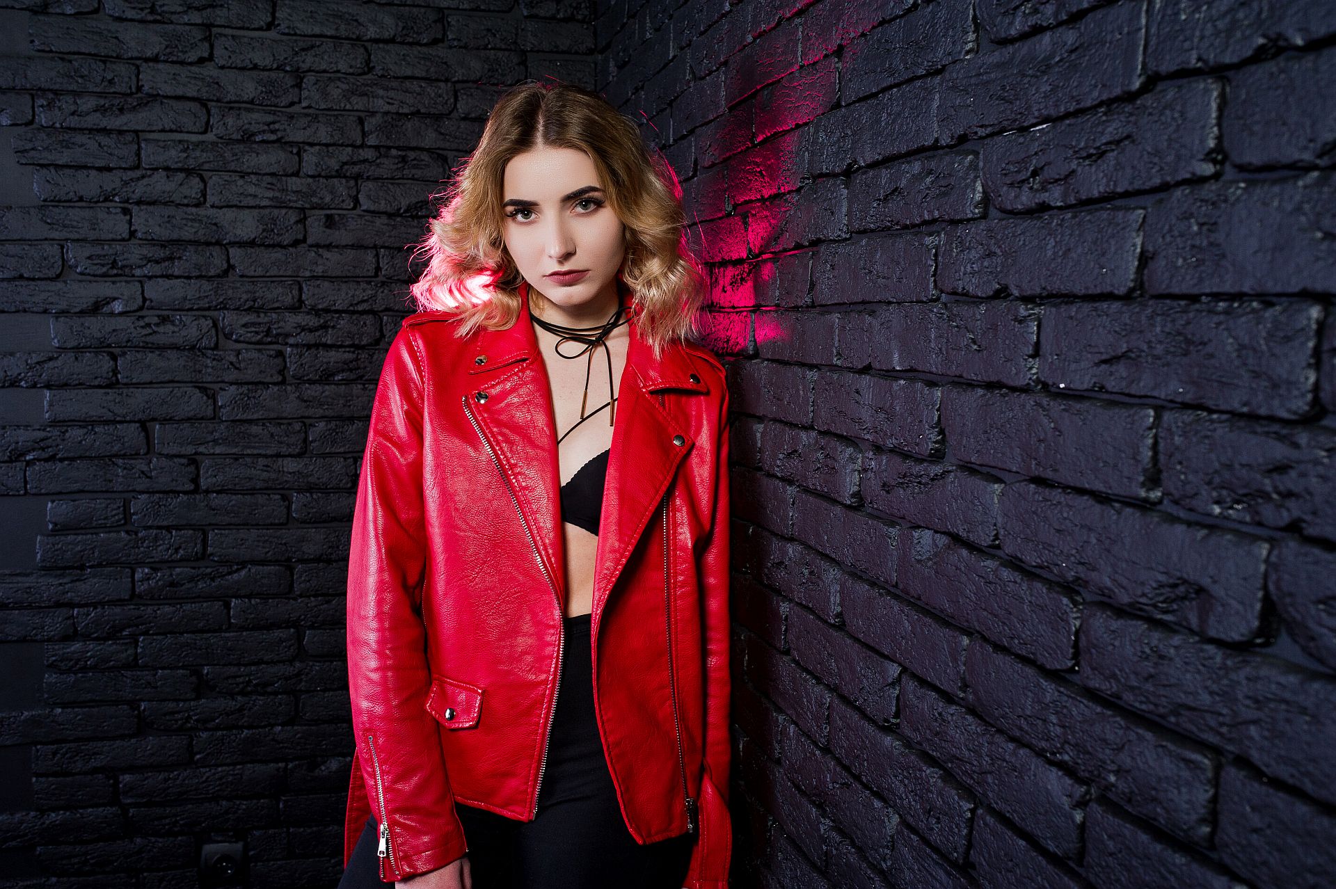 Žena premýšľa, či si vybrať jedlú erotickú bielizeň 