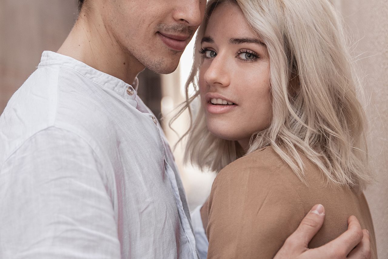 Detailný záber na pár v posteli ideálny pre francúzsky sex