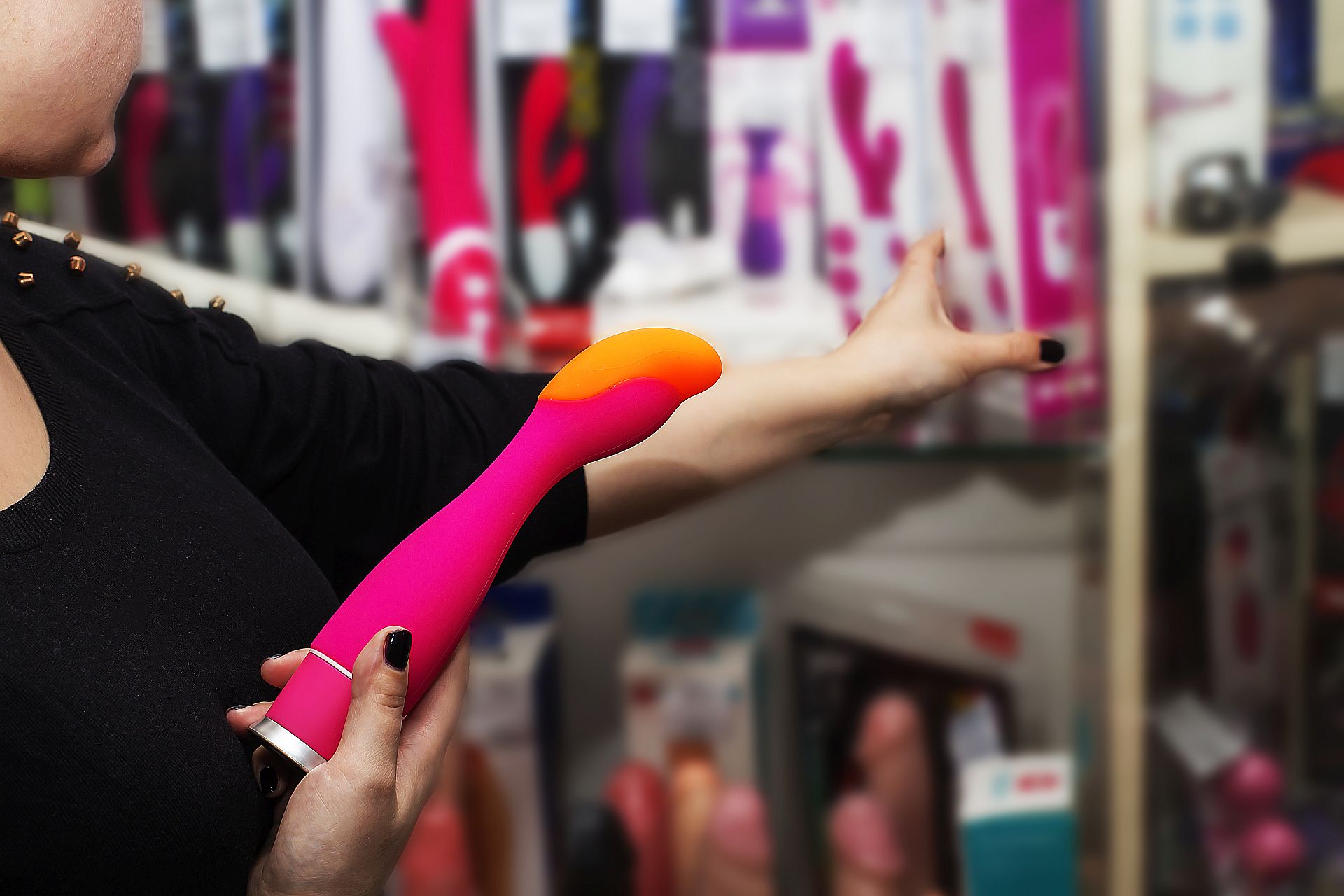 Výber vibrátora v sexshope 