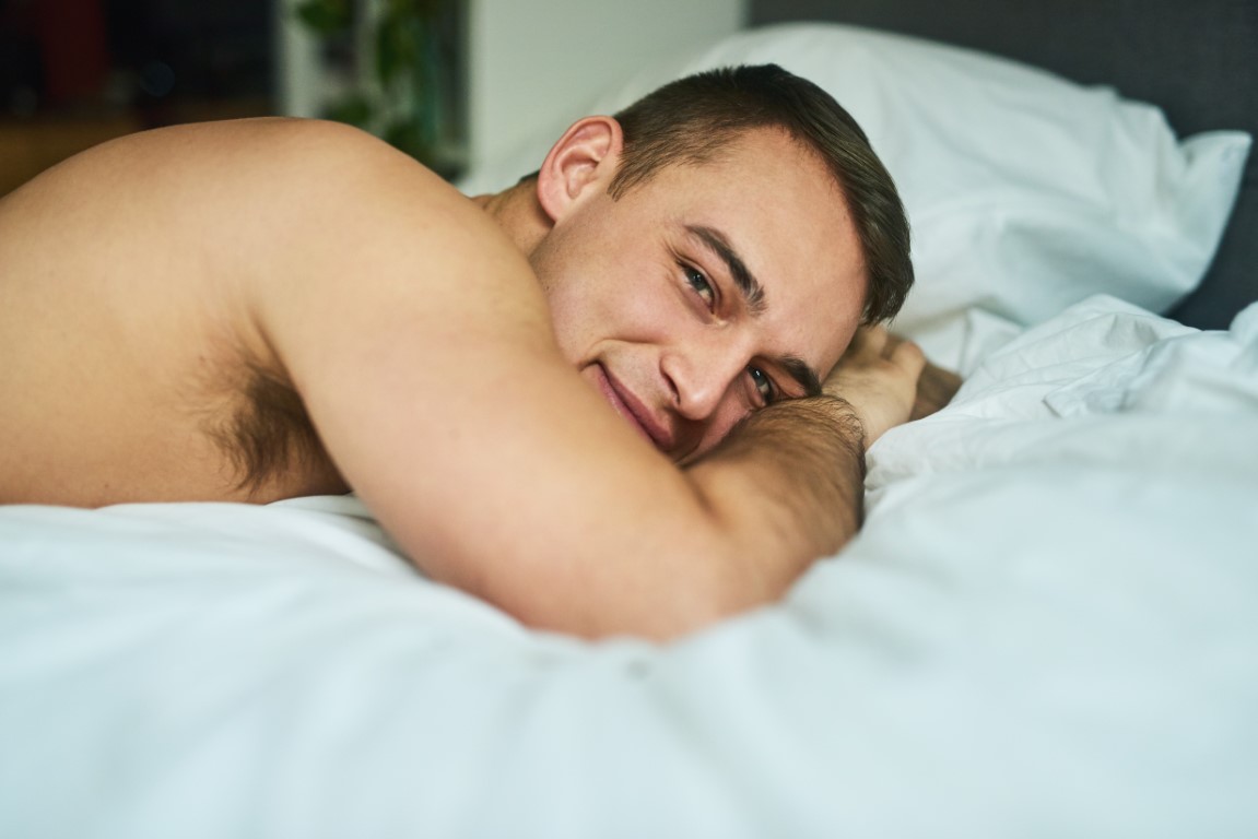 Uvoľnený muž po použití umelej kundičky