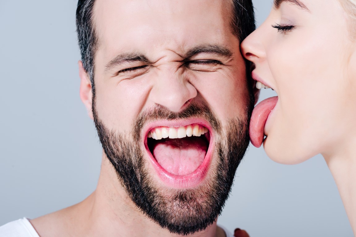 Žena líže tvár chlapa, úvod do orálneho sexu