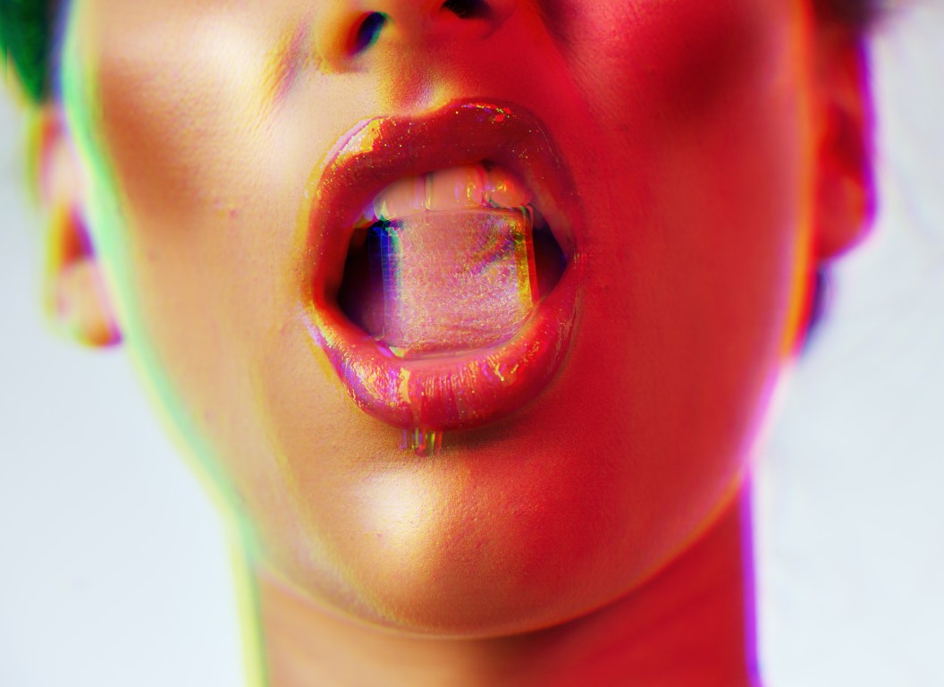 Sexy žena s kockou ľadu v ústach pred orálnym sexom