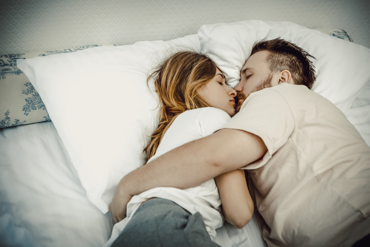Spooning - čo je to sexuálna poloha a ako ovplyvňuje intimitu vo vzťahu?