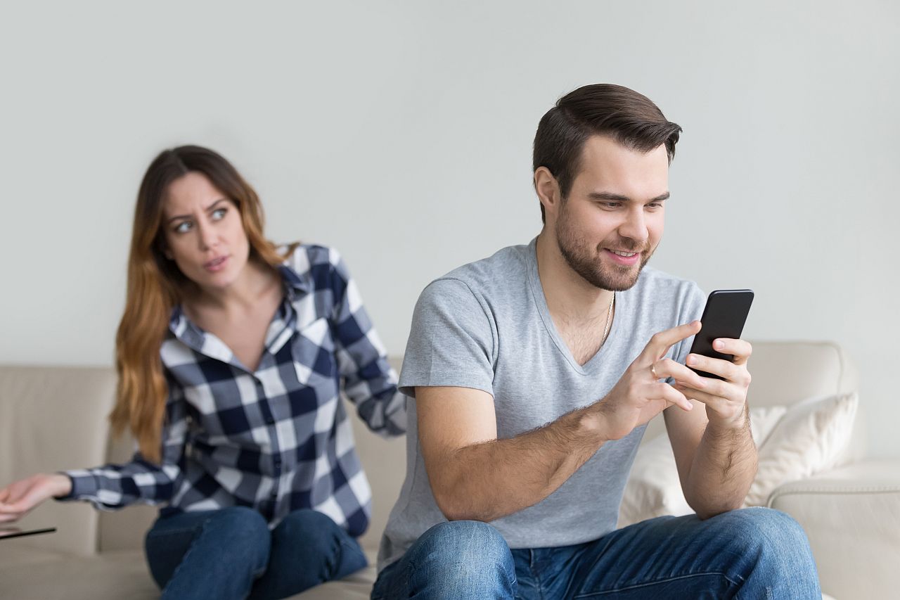 Phubbing - čo to je a ako ovplyvňuje intimitu vo vzťahu?