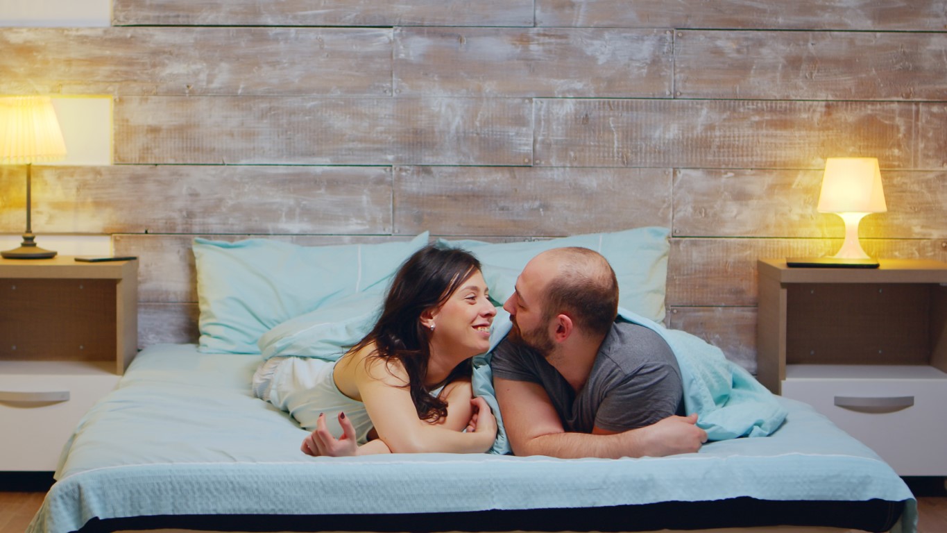 Pornografické filmy a vzťahy - podnecujú vášeň alebo partnerov od seba vzďaľujú?